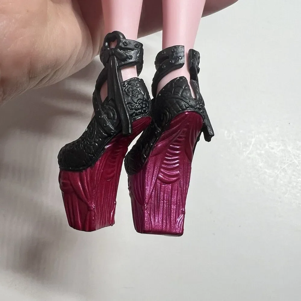 Monster High G3 Draculaura Fearbook Target Exclusive Doll w/ Beret Hat Shoes